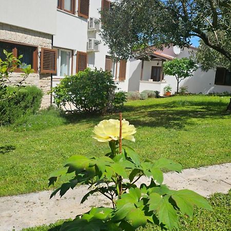 Apartments Dina Pula Exterior foto